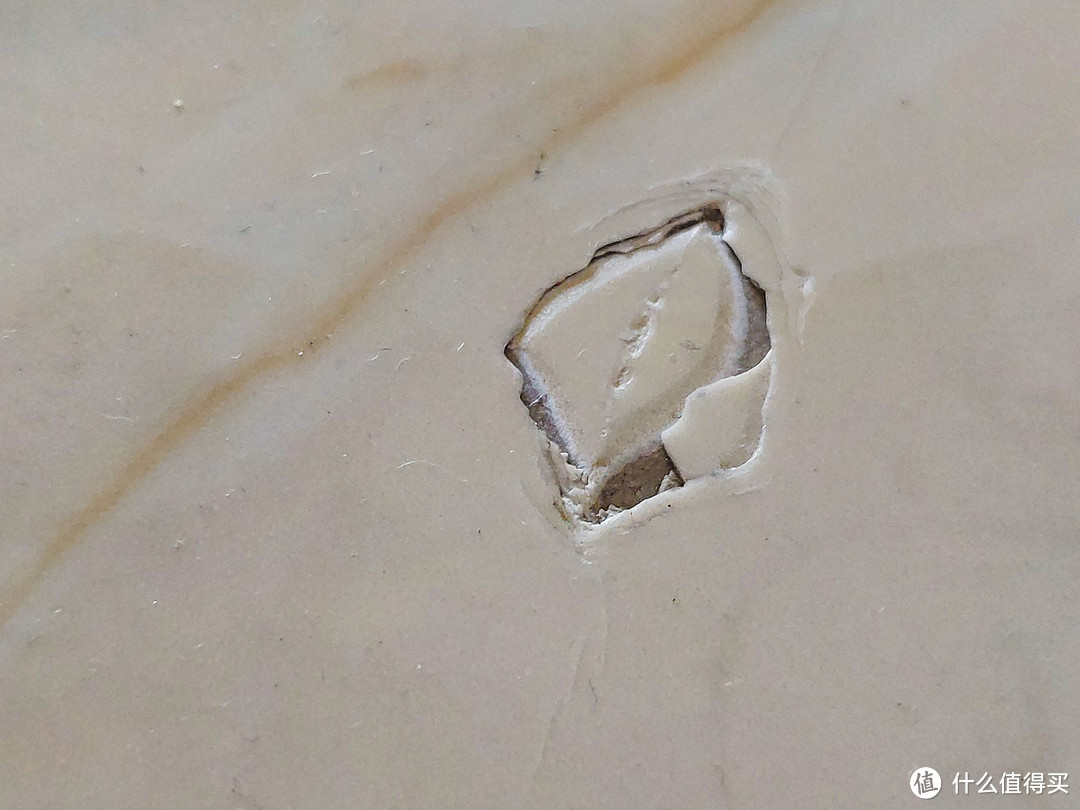 墙上瓷砖烂了一点边(瓷砖边烂了一点怎么办)