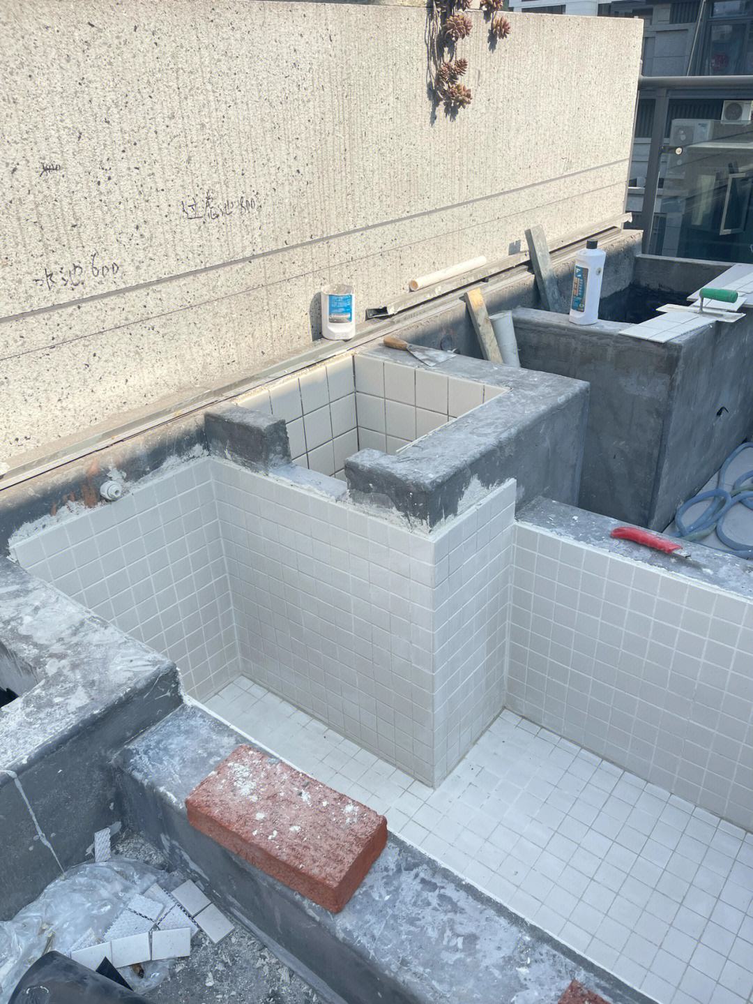 贴瓷砖的水池漏水怎么办(瓷砖贴的水池漏水用那种密封胶)